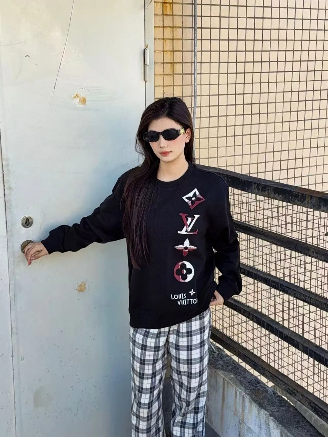 Louis Vuitton/Louis Vuitton 25Fw contrasting color four-flower embroidery crew neck sweatshirt